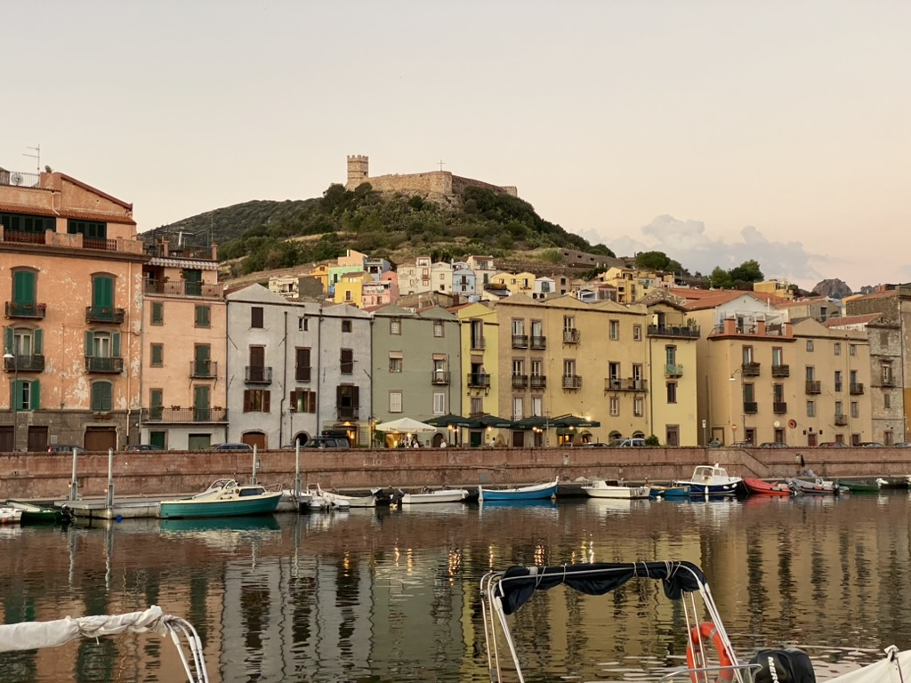 Tetti di Bosa, fiume e mare visti dall'alto