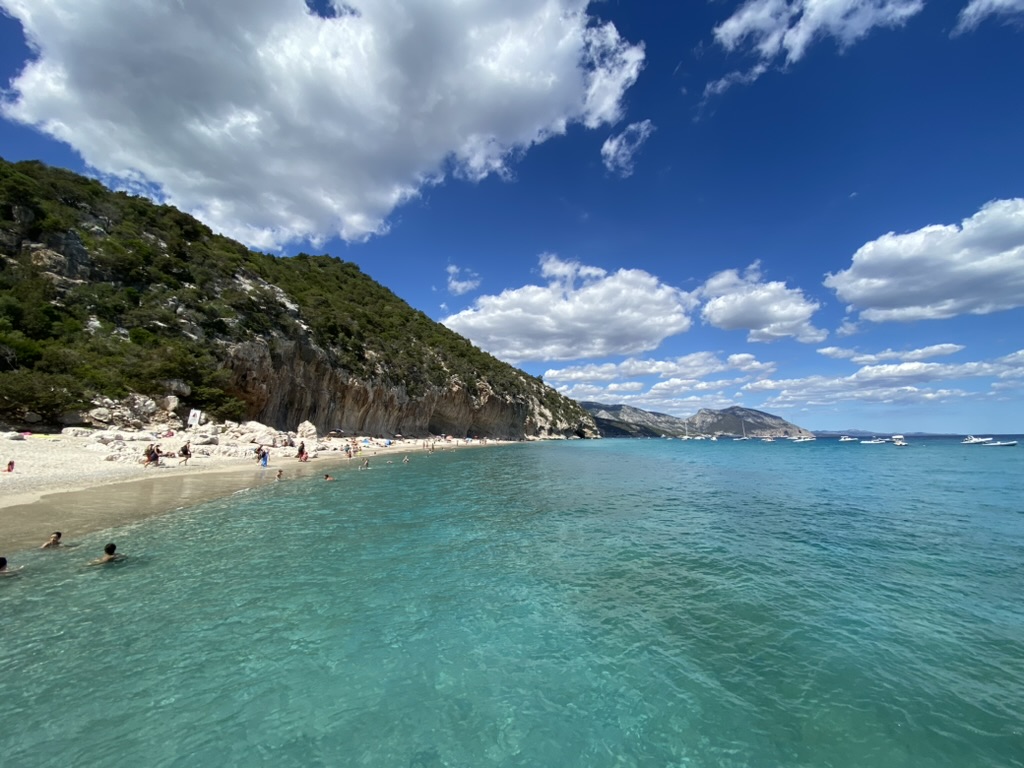 Ampia spiaggia e acqua chiara a Cala Luna