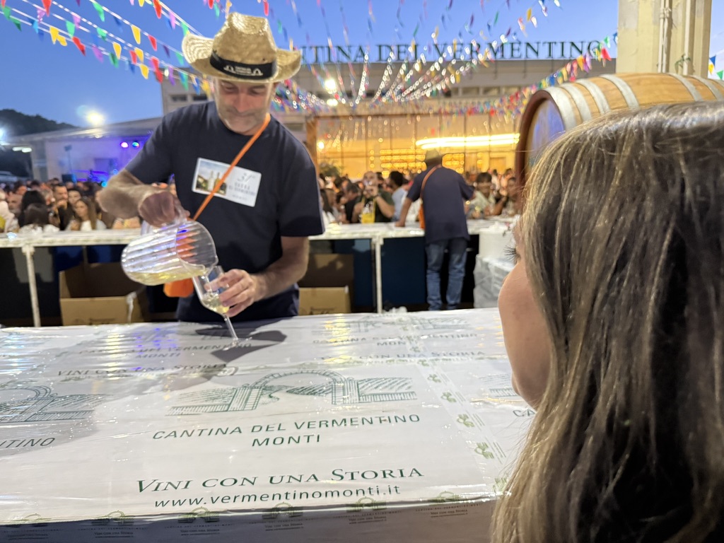 Vermentino versato durante la Festa del Vermentino a Monti