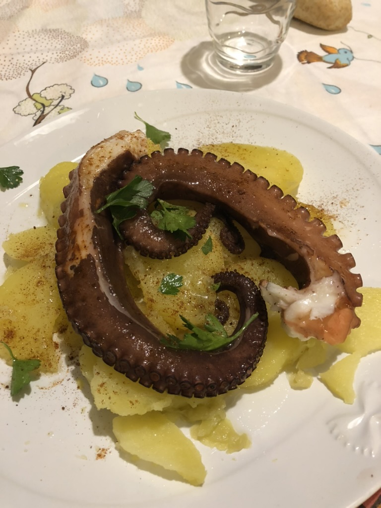 Polpo e patate conditi con olio d'oliva