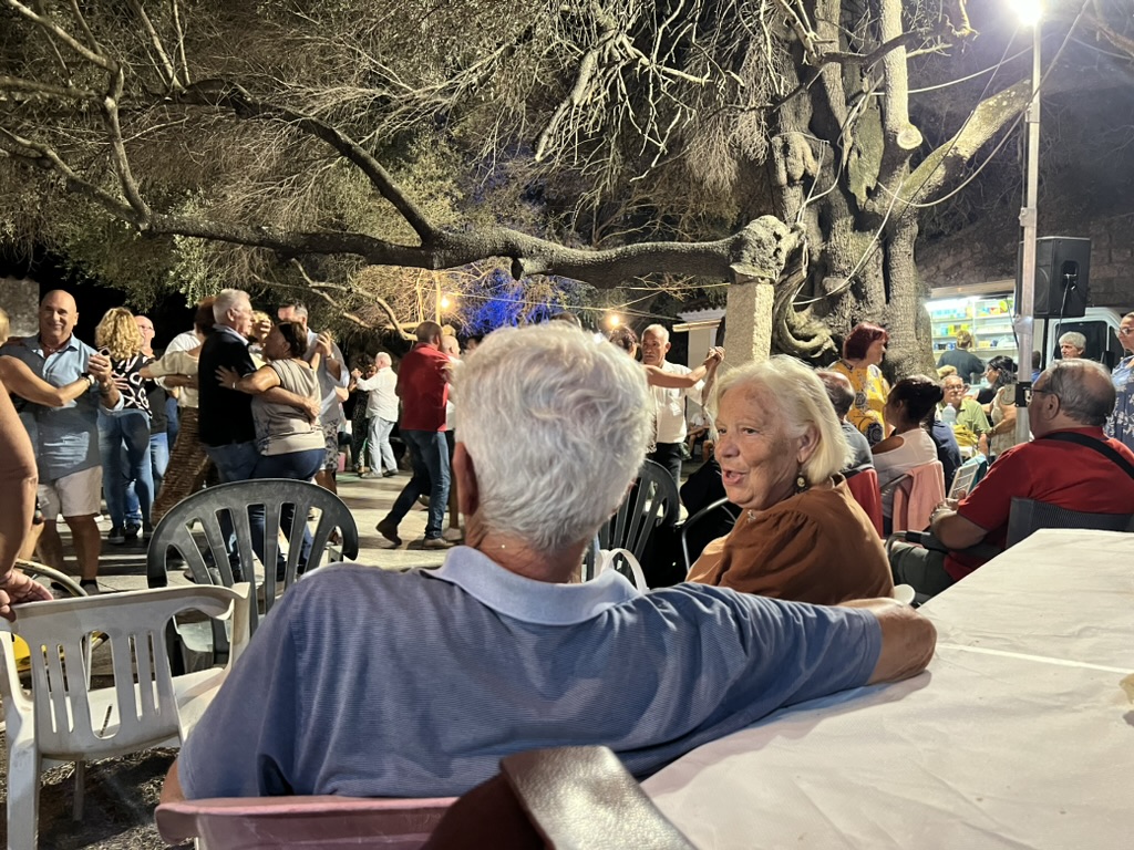 Persone che ballano durante una festa di paese
