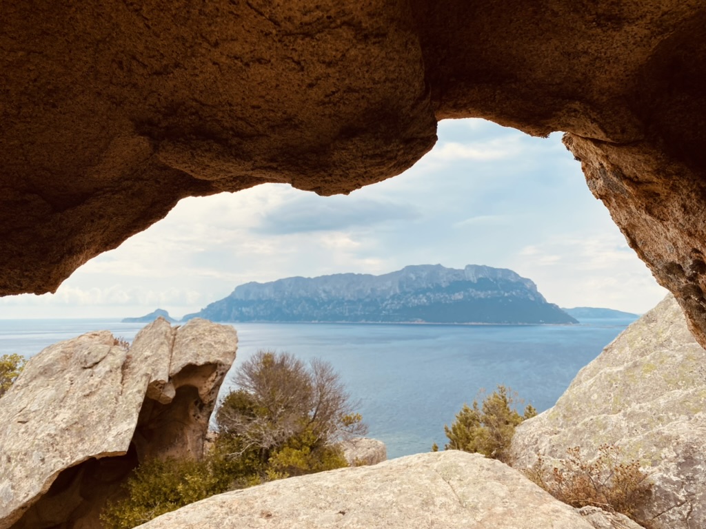 Tavolara incorniciata tra rocce di granito alla Vedetta