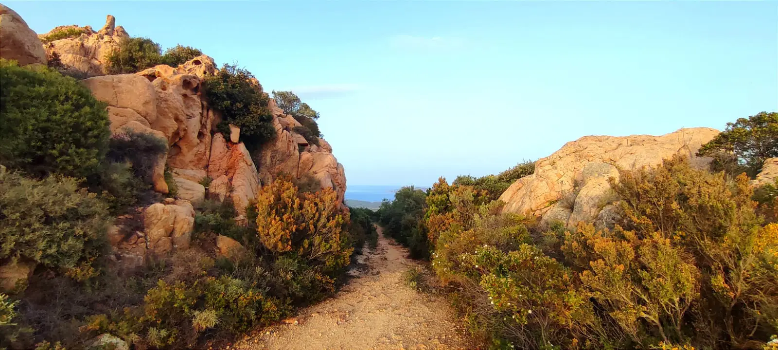 Vista sulla costa e sulle isole dall'anello mountain bike Castania vicino a Li Cuncheddi e Capo Ceraso