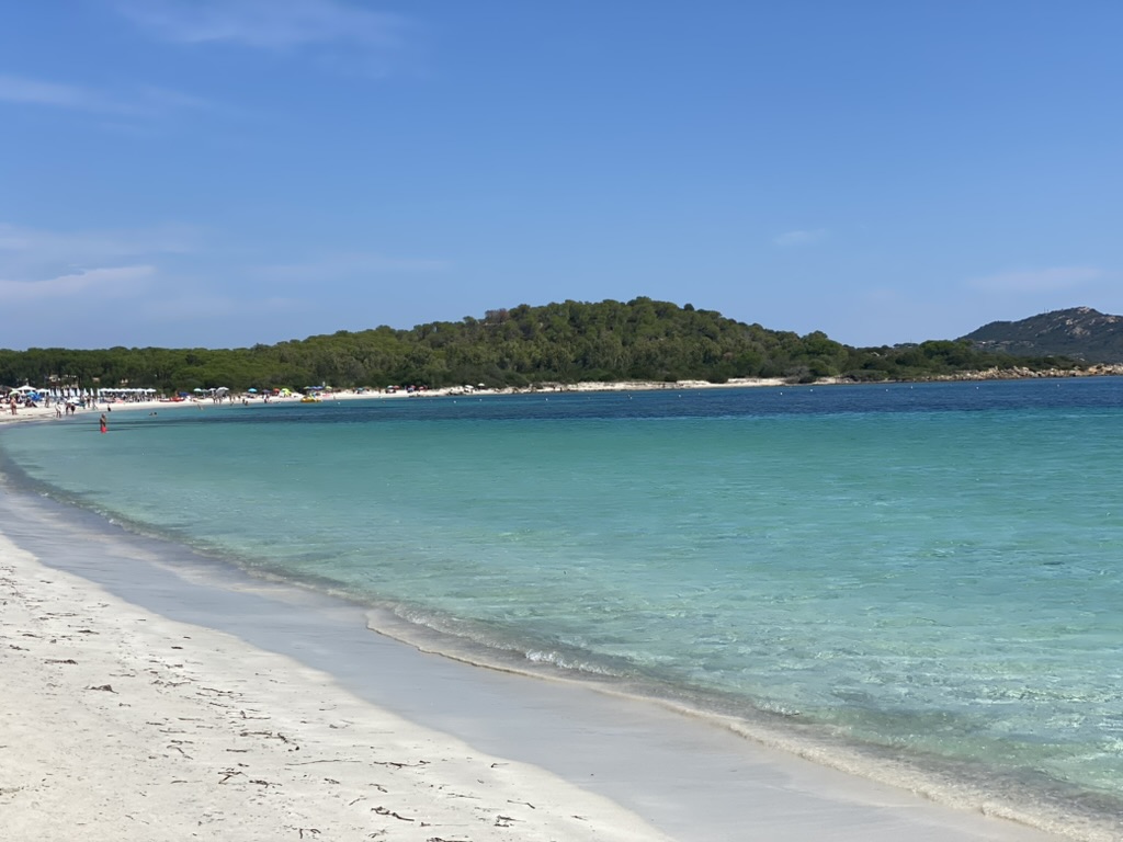 Acqua limpida e sabbia chiara a Lo Impostu