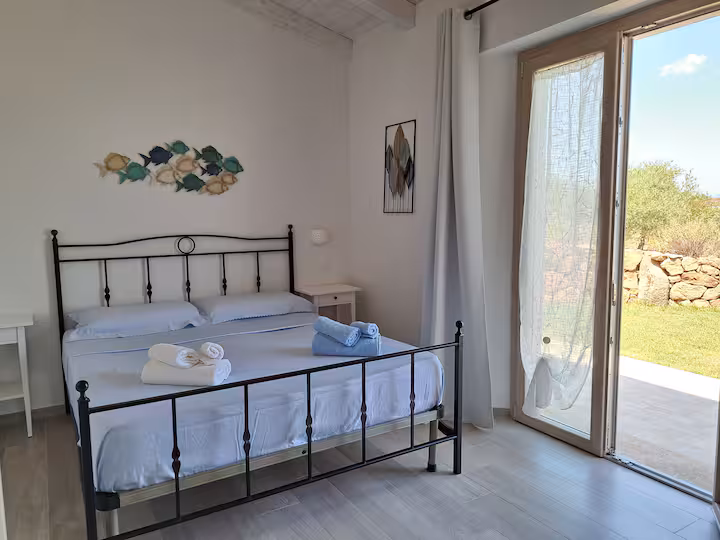 Camera di Villa Luce in pieno giorno con una vista quieta verso la costa
