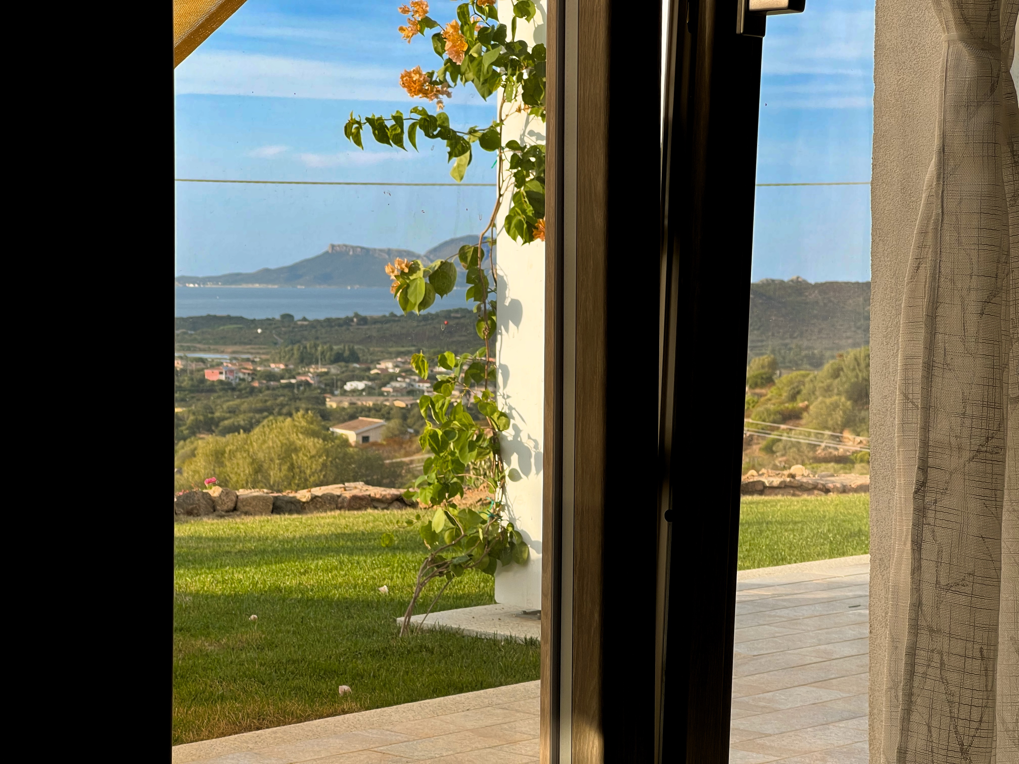 Camera di Villa Luce con luce costiera e apertura verso la terrazza