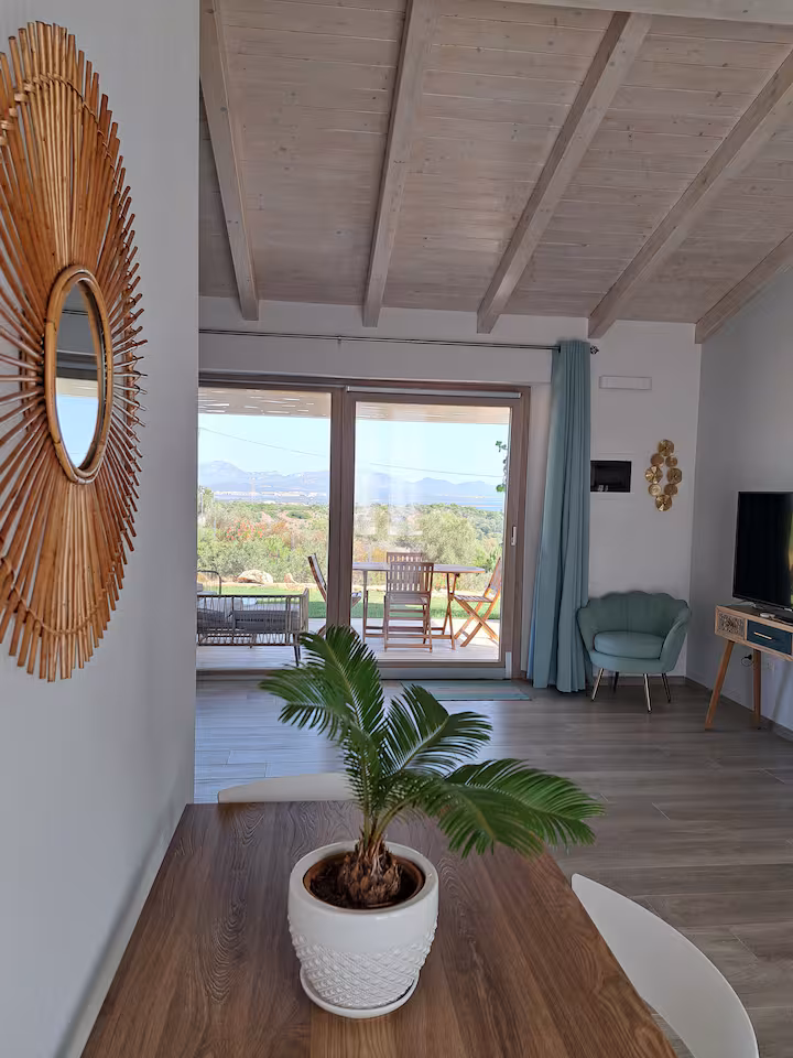 Vista attraverso Villa Luce verso la terrazza e l'orizzonte della costa