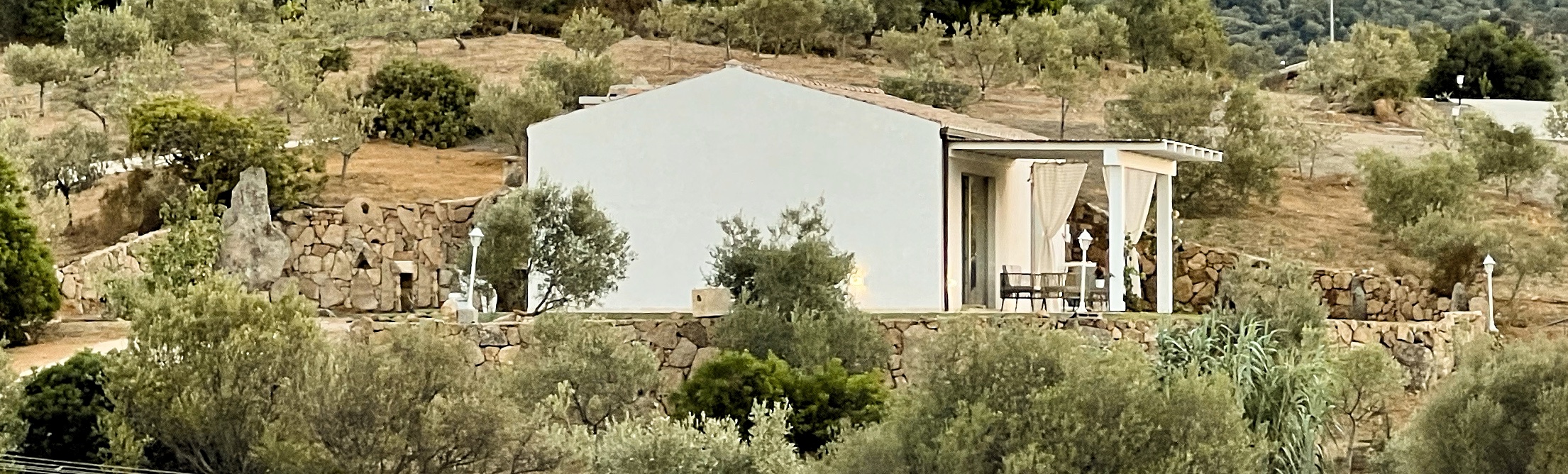 Spazio esterno privato di Villa Luce tra gli ulivi, Su Bisu, Sardegna nord-orientale