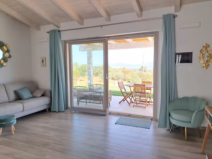 Interno luminoso di Villa Luce, casa vacanza vicino Olbia con spazi confortevoli, Sardegna