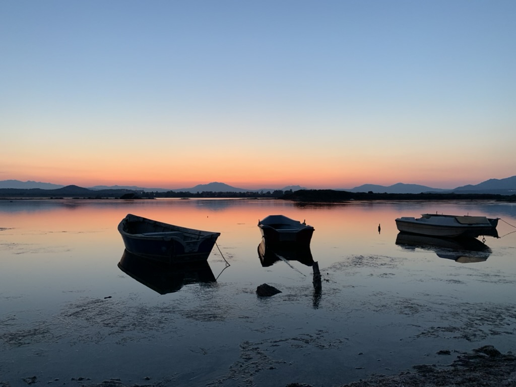 Piccole barche a Marina Maria al tramonto