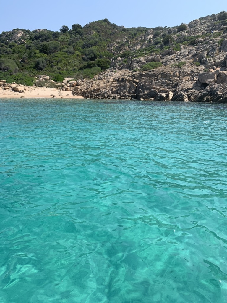 Acqua turchese trasparente alle Piscine di Molara