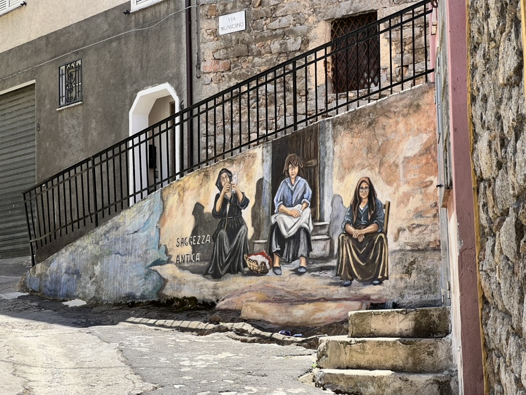 Murale di donne tradizionali a Orgosolo
