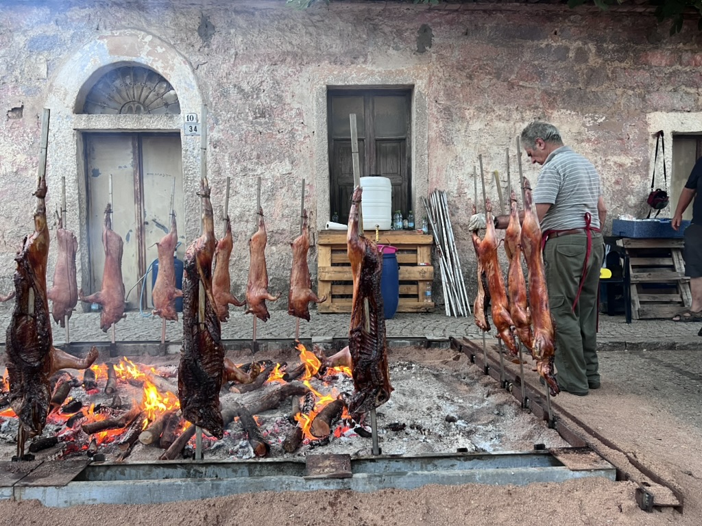 Porceddu sardo arrosto su fuoco aperto