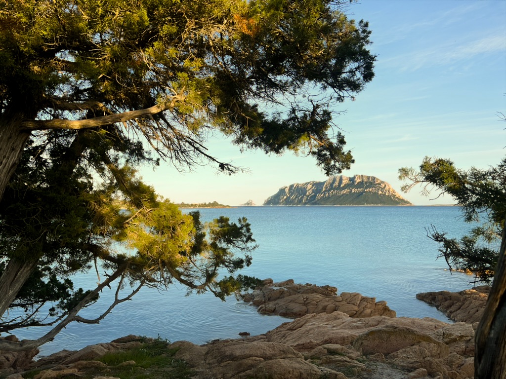 Vista sulla costa vicino Murta Maria, ben collegata a Olbia, San Teodoro e Tavolara