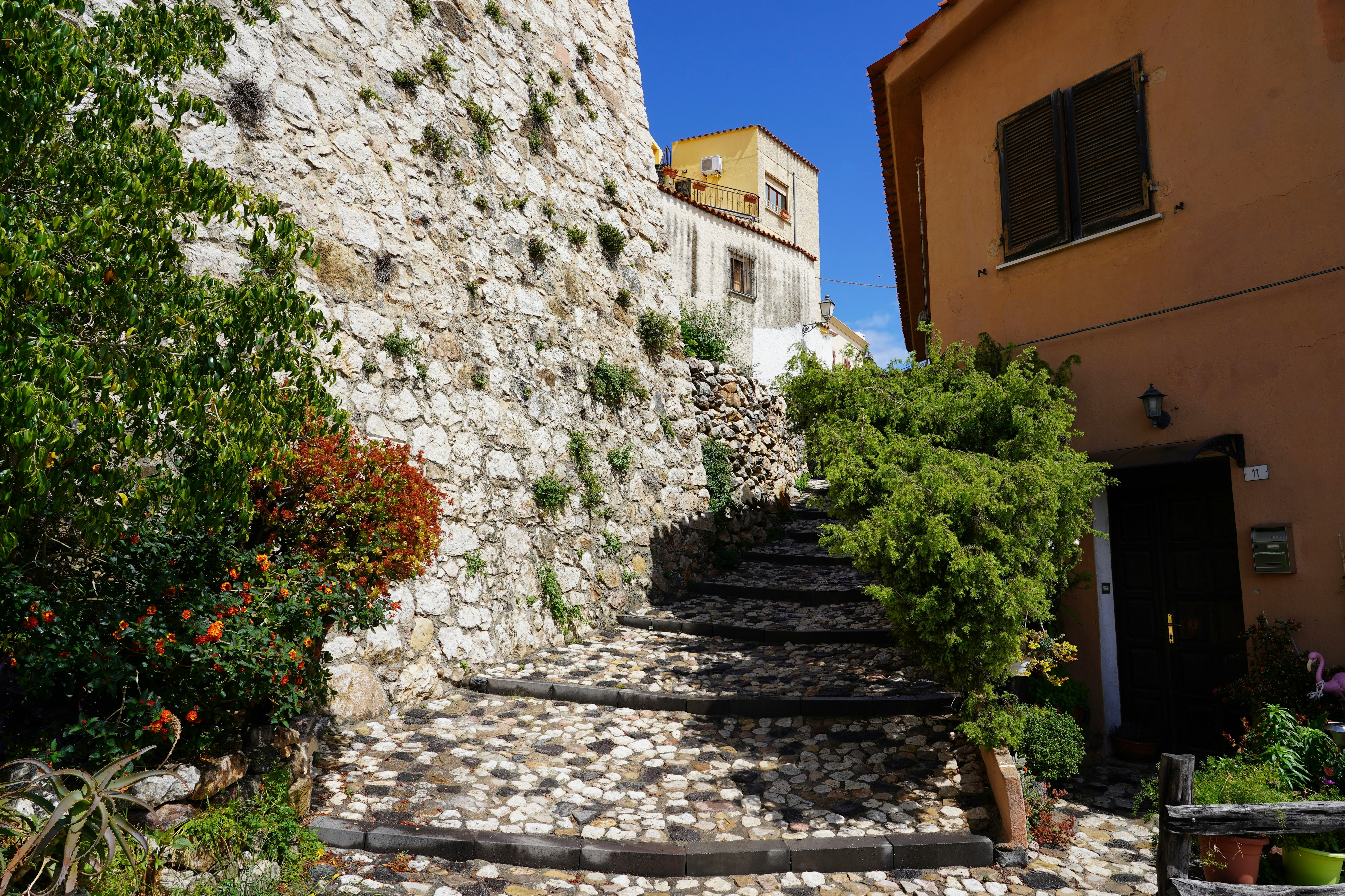 Il borgo collinare di Posada sopra la valle circostante