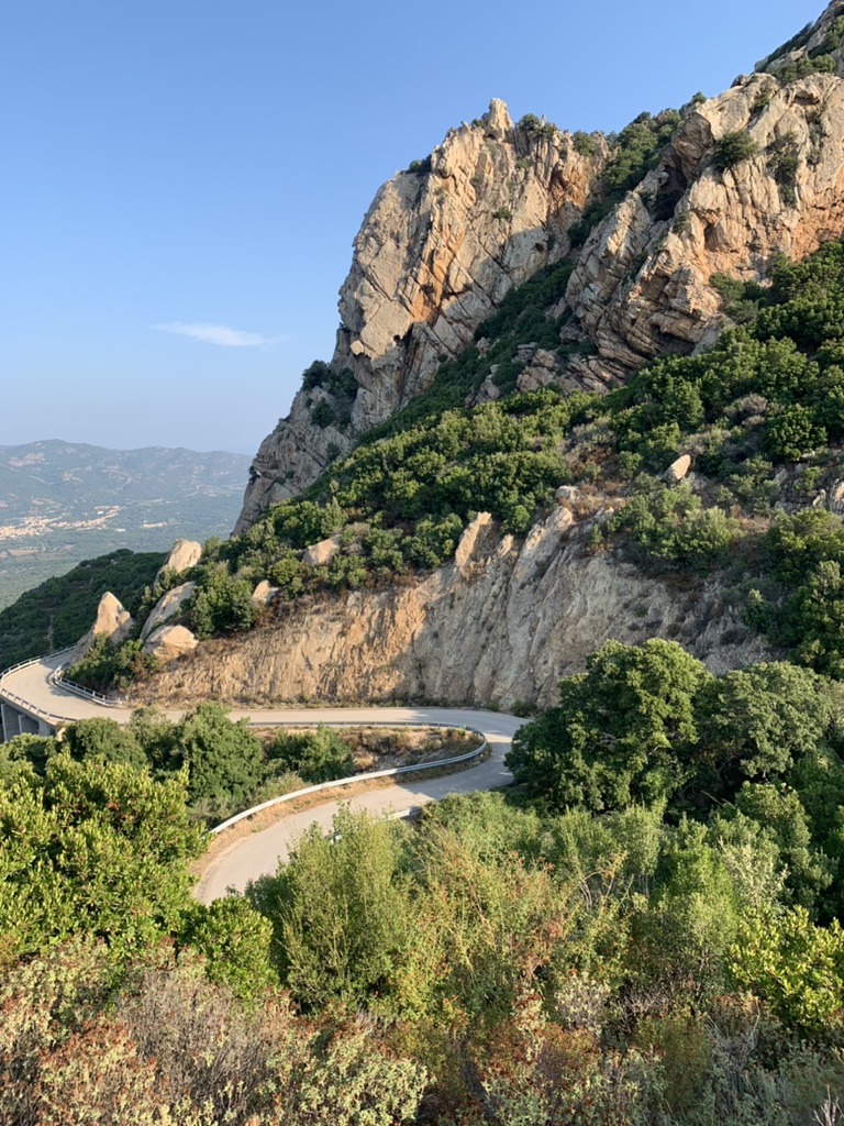 Curva di montagna in un paesaggio di granito
