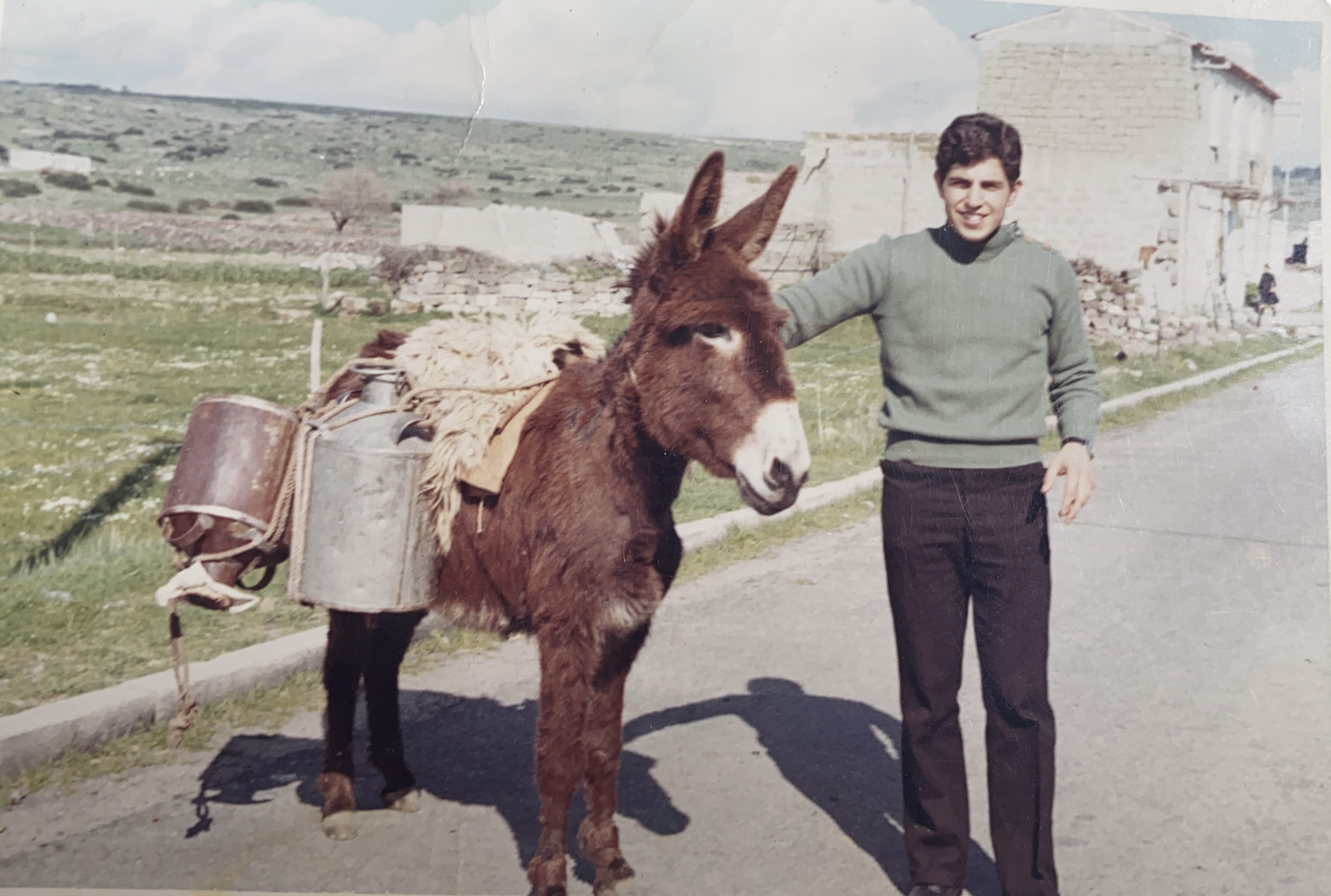Tony in Sardegna nel 1968, all'origine del sogno di famiglia di Su Bisu